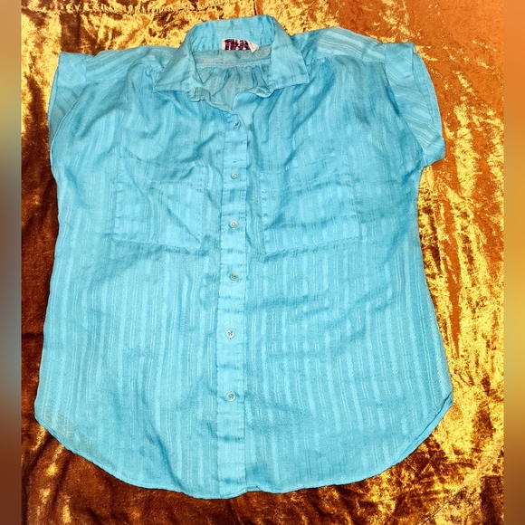 Shapely Button Up Lightweight Top - Picture 1 of 10